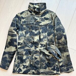 North face camouflage hyvent rain jacket / coat